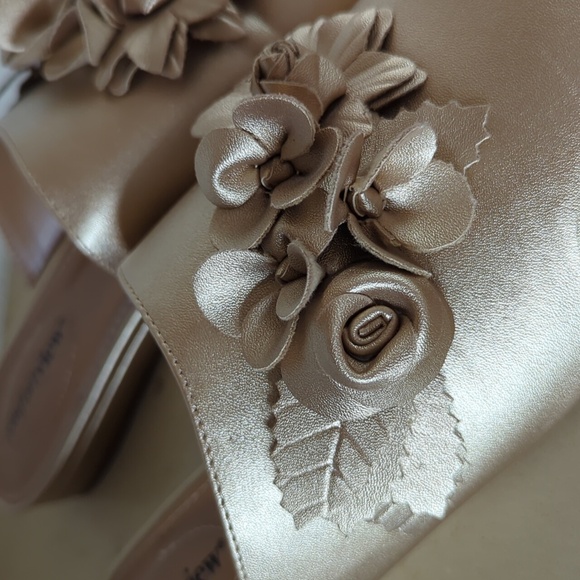 Comfortview Women's Wide Width The Ayla Mule Metallic Gold - Picture 3 of 6